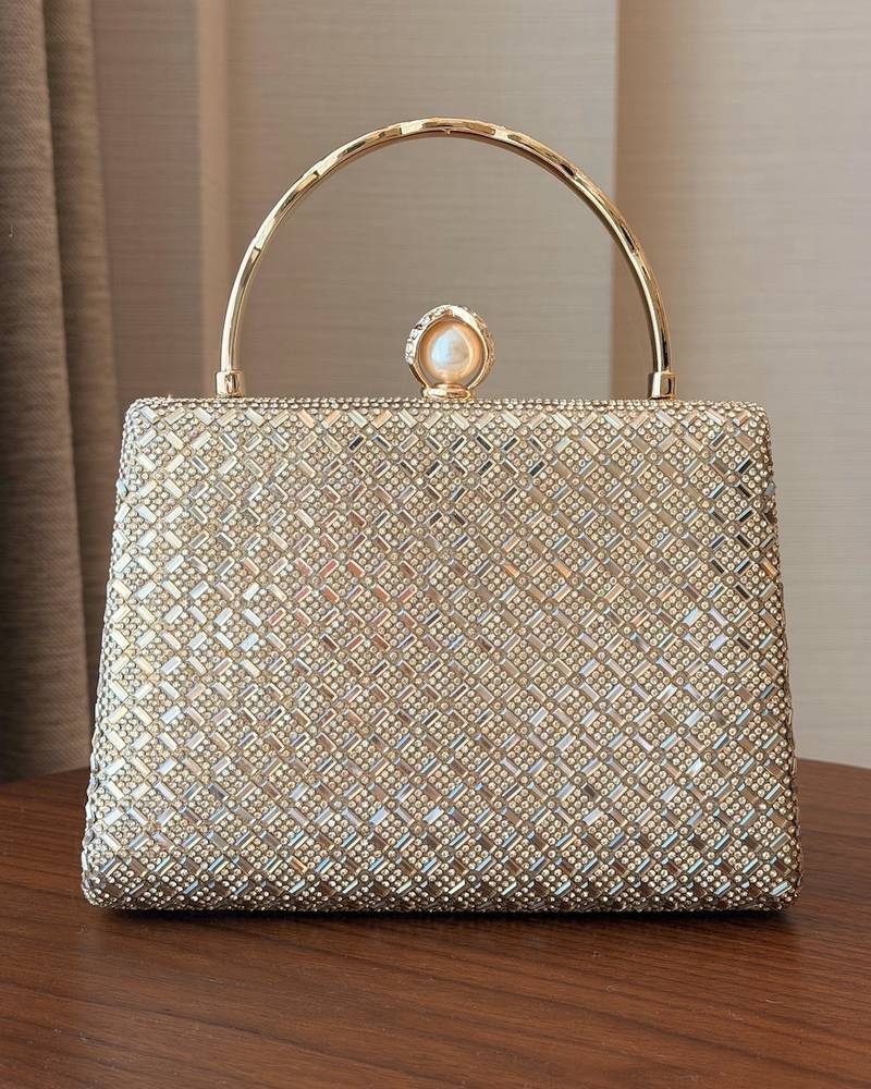 Evening bag with a round handle decorated with a pearl