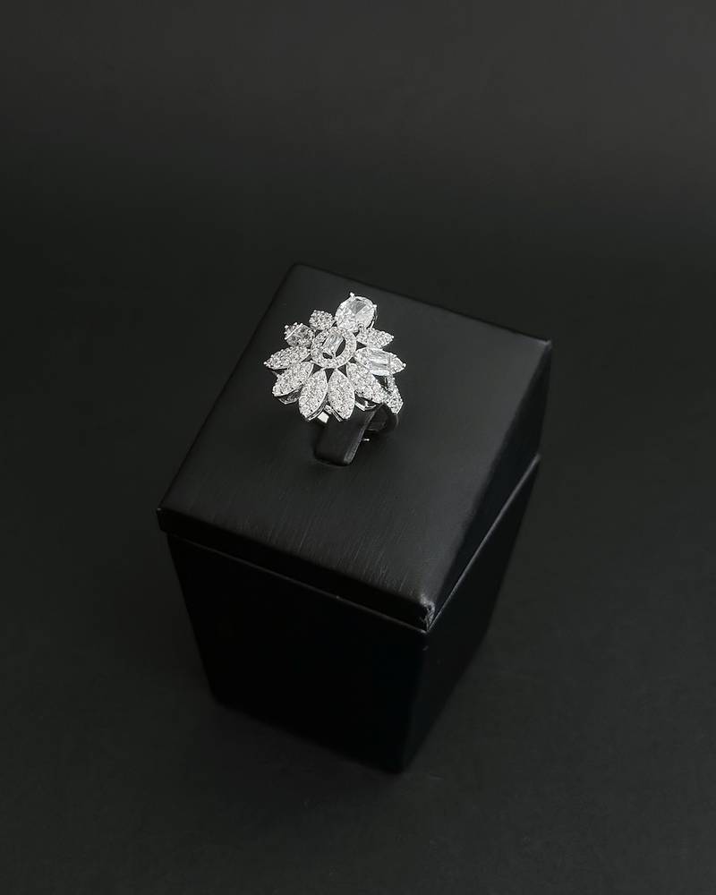An evening accessory set with a luxurious design