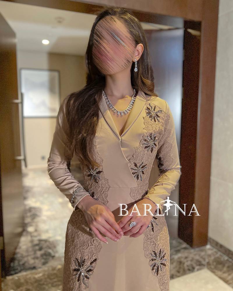 Beige dress with elegant side embroidery