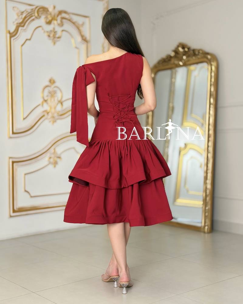 Elegant burgundy midi dress with side ruffles