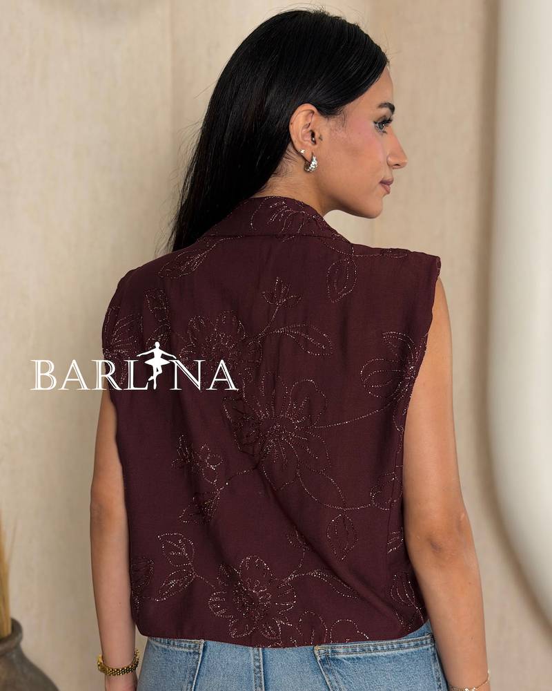 Elegant blouse with delicate details and front tie
