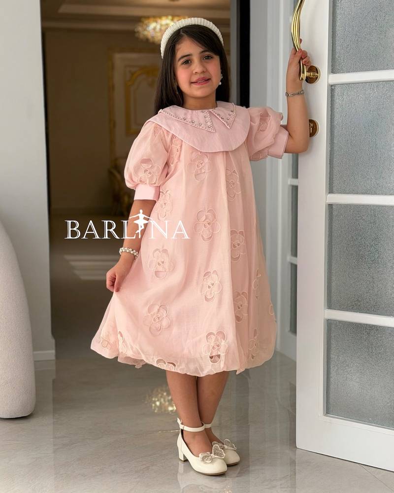 Girls' dress with medium puff sleeves