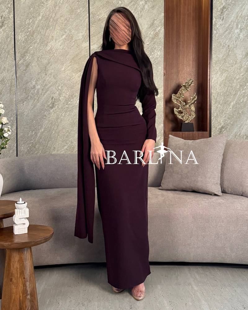فستان بنفسجي داكن أنيق بتصميم كيب عصري