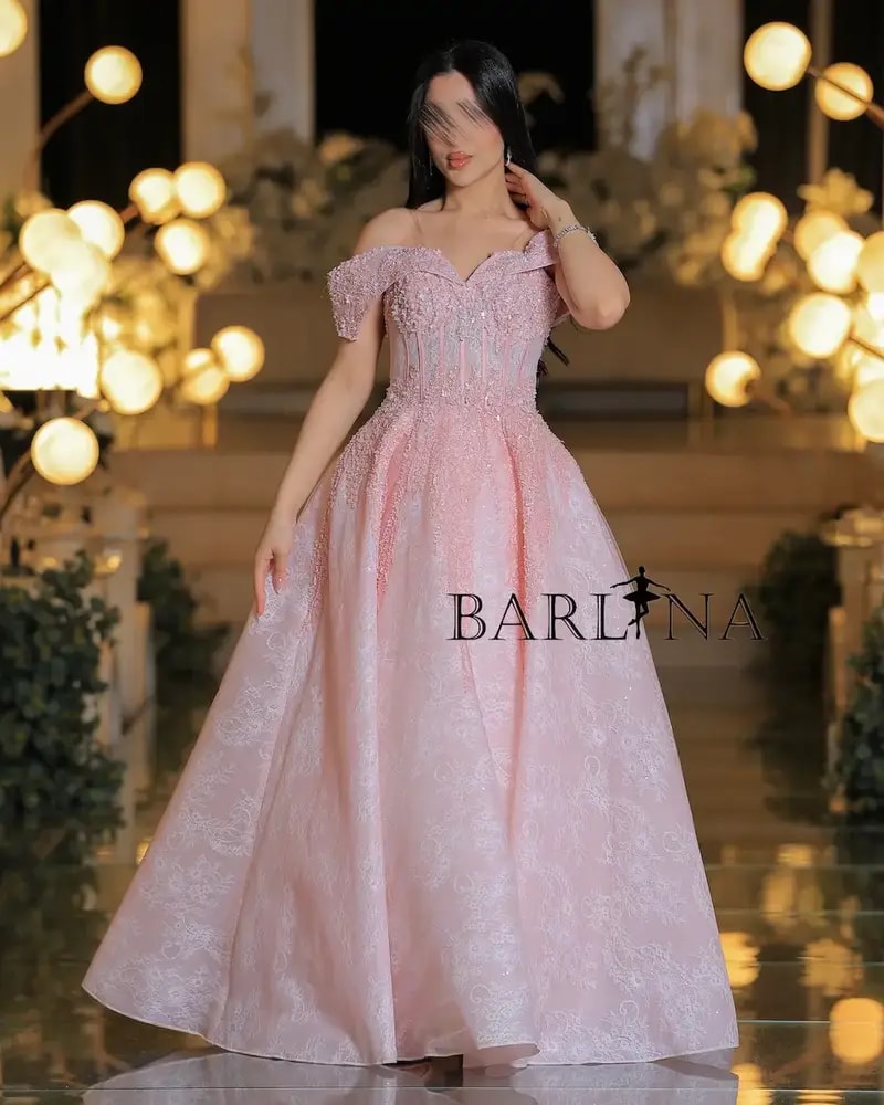 Luxurious pink evening dress with lace embroidery