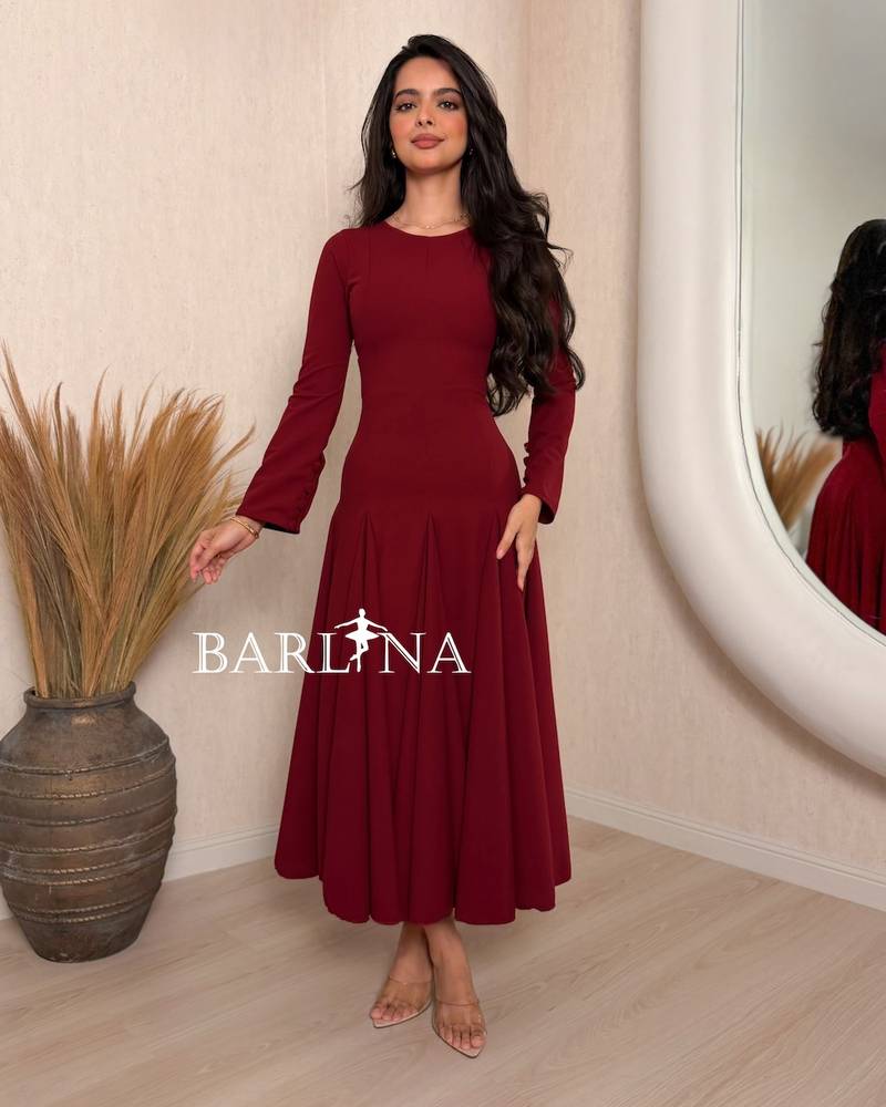 Elegant burgundy midi dress with long sleeves