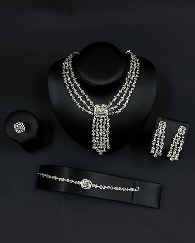 Multi-layered accessory set with yellow stones