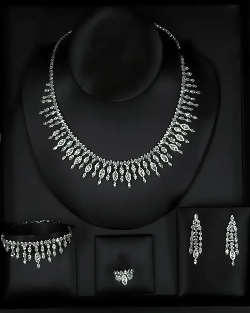 Luxury accessory set with a dangling leaf design