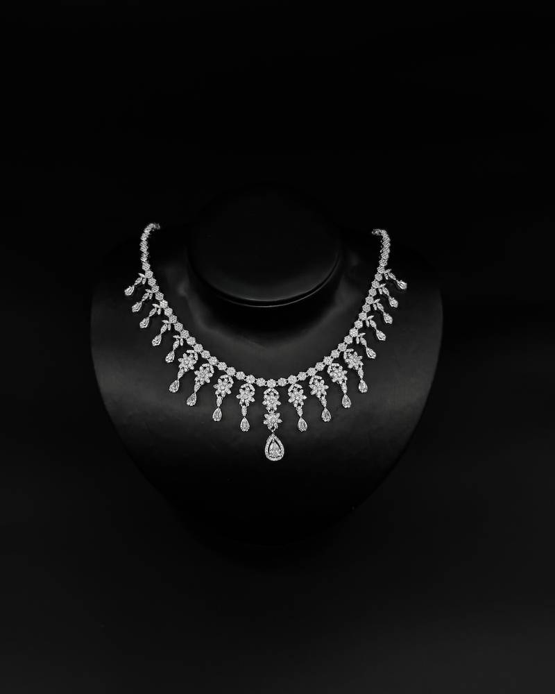 Luxurious accessory set with teardrop-shaped details