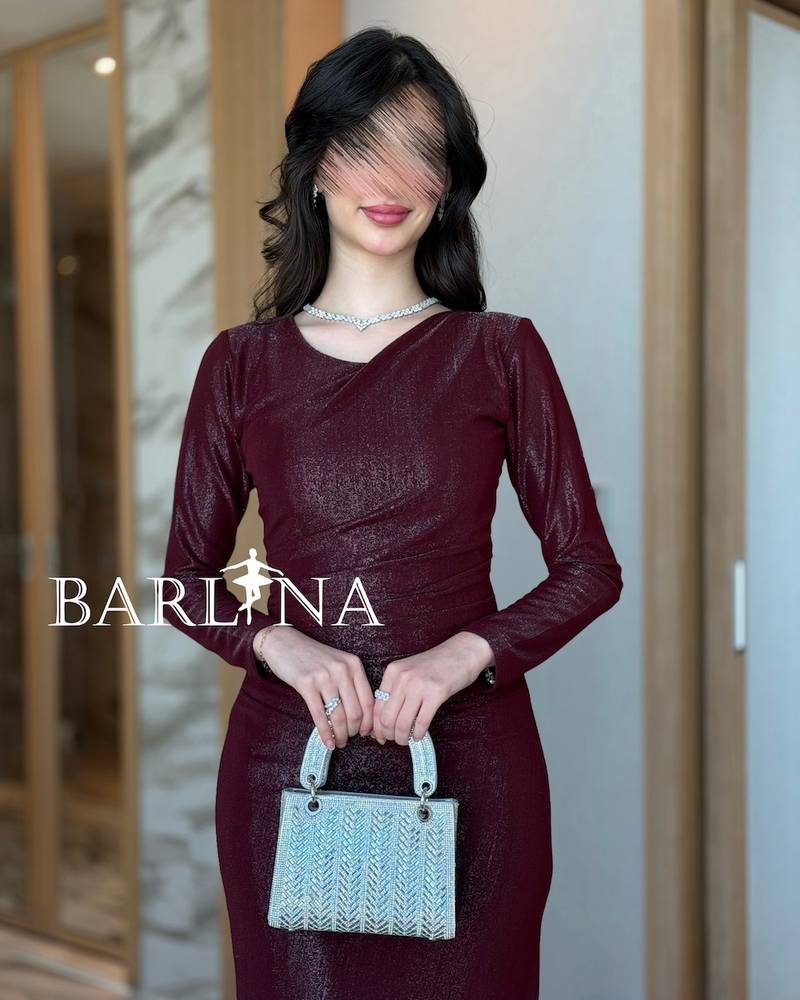 Shiny burgundy dress with long sleeves