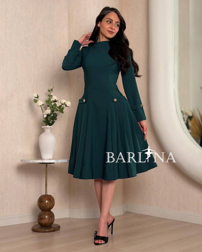 Short dress with a classic cut and side pleats