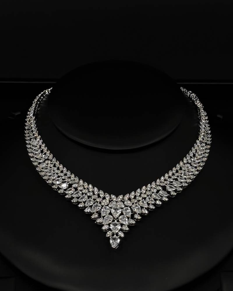 Accessory set with a wide interlocking necklace design