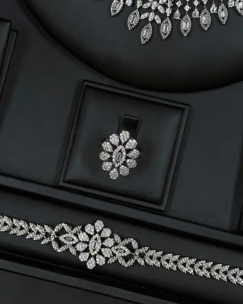 Dense accessory set with an interlocking design