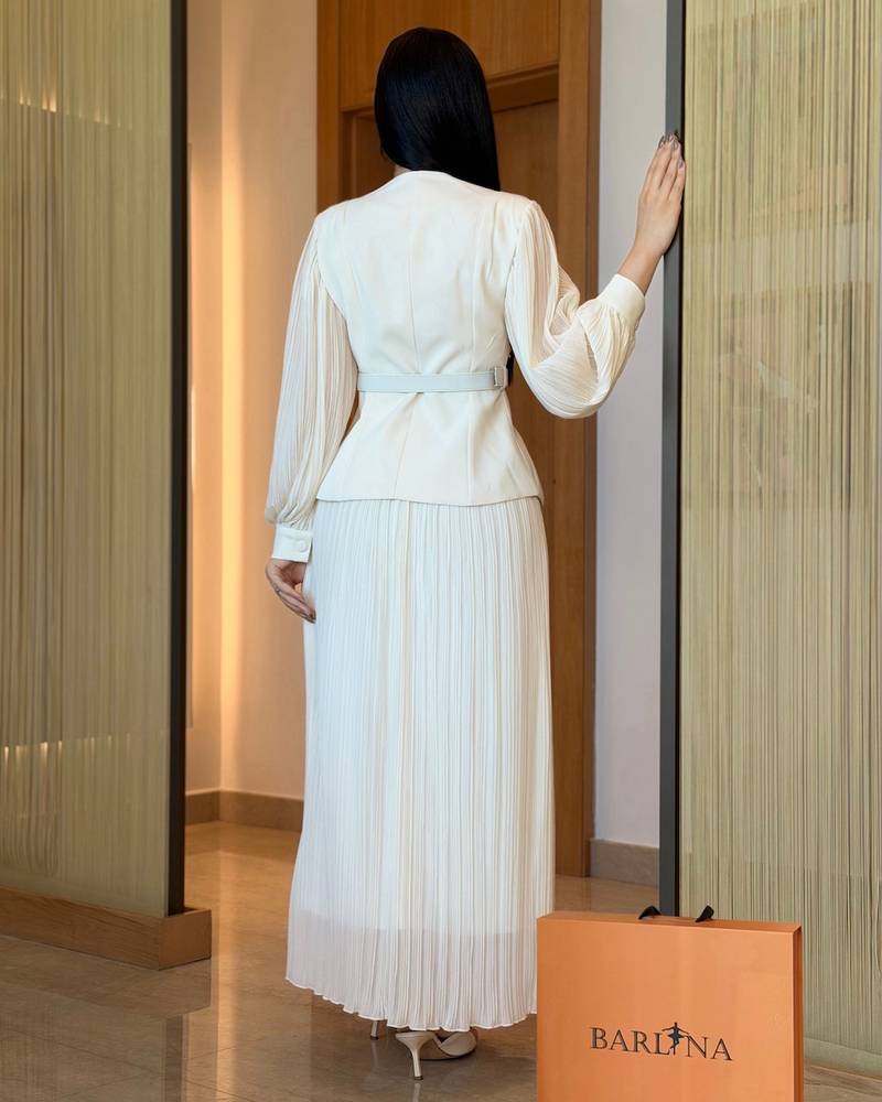 Elegant off-white outfit with a pleated georgette skirt