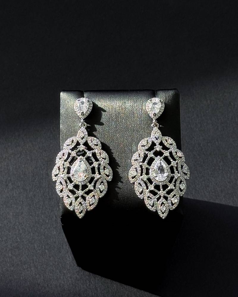 Luxurious teardrop earrings with elegant geometric frame