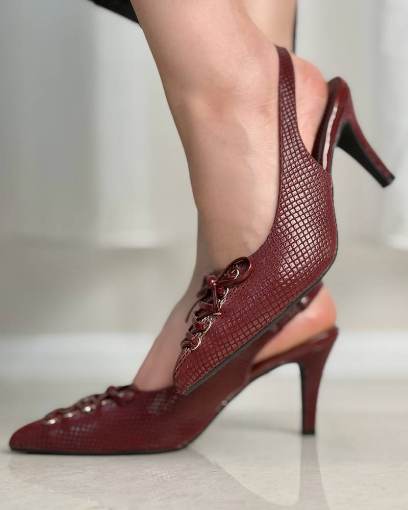 Elegant women's shoes with lace-up details