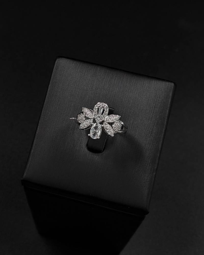 Accessory set with soft details and dangling stones