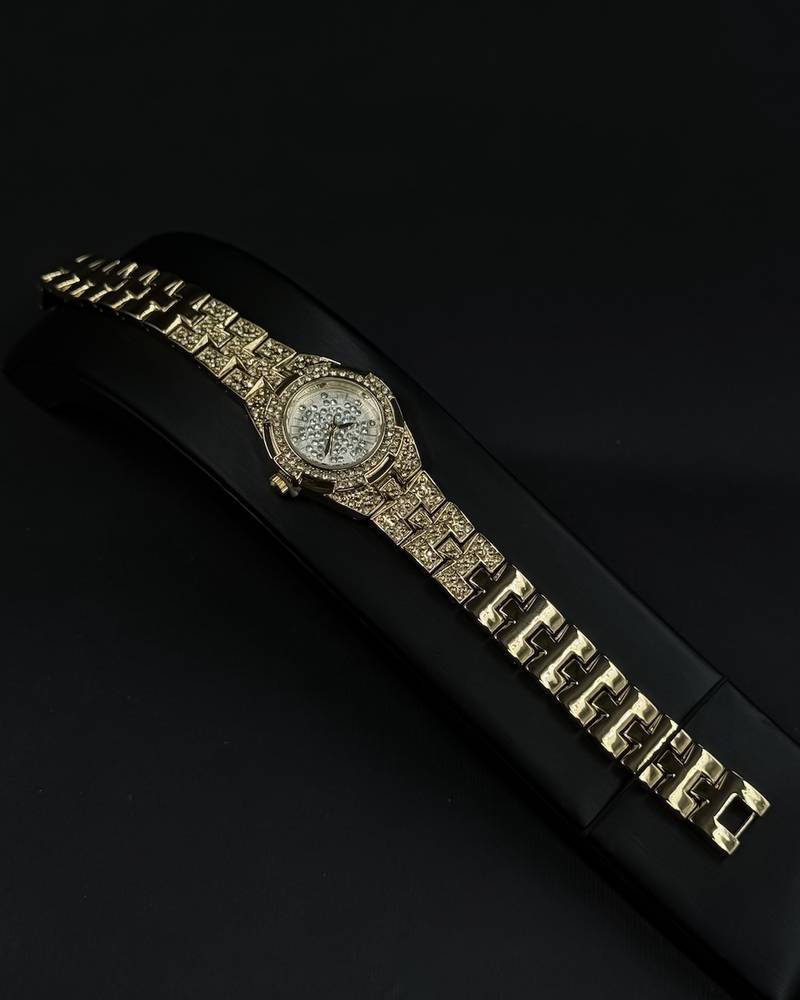 Elegant women's watch adorned with sparkling gemstones