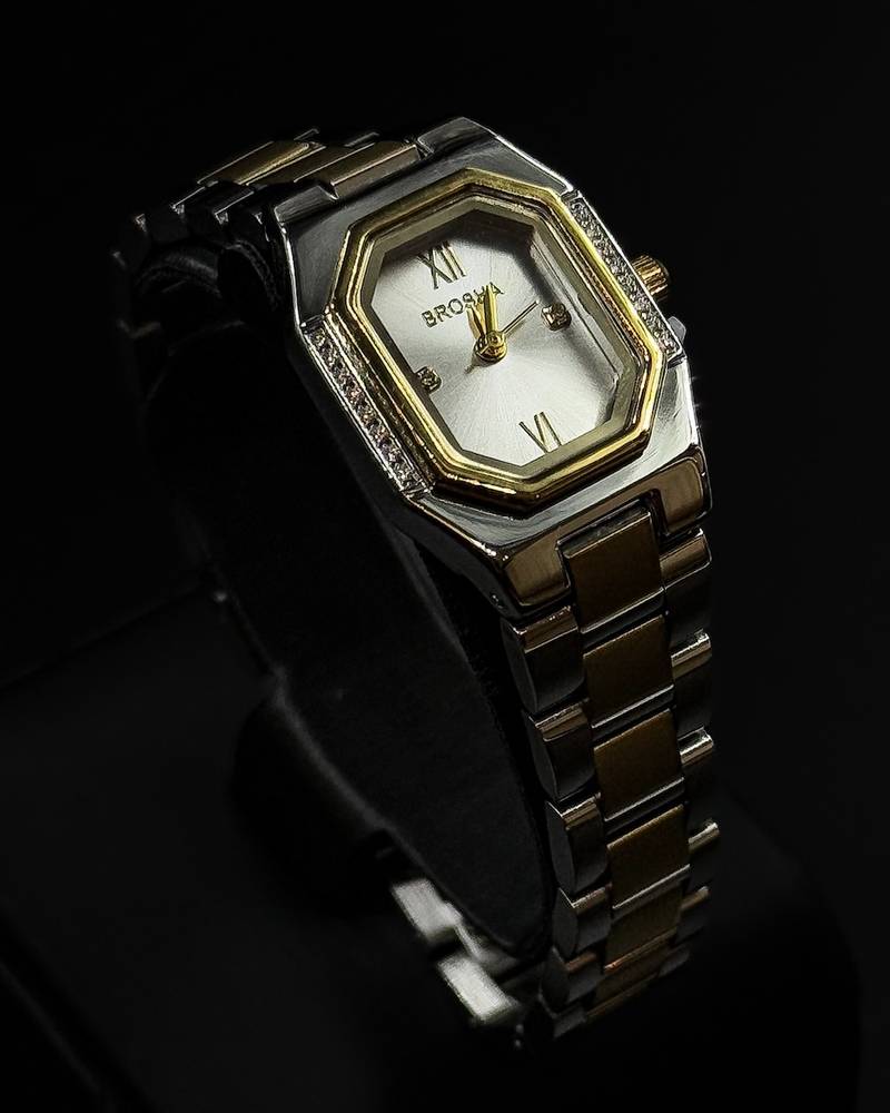 A stylish everyday wristwatch with a geometric design