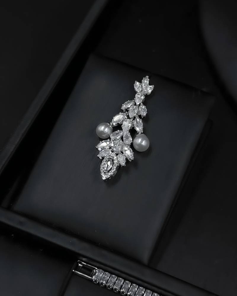 Royal accessory set studded with crystals and pearls