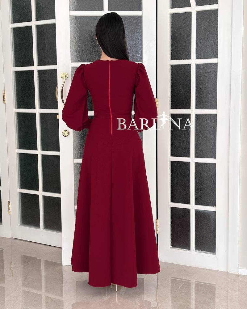 Burgundy dress with delicate details at the waist