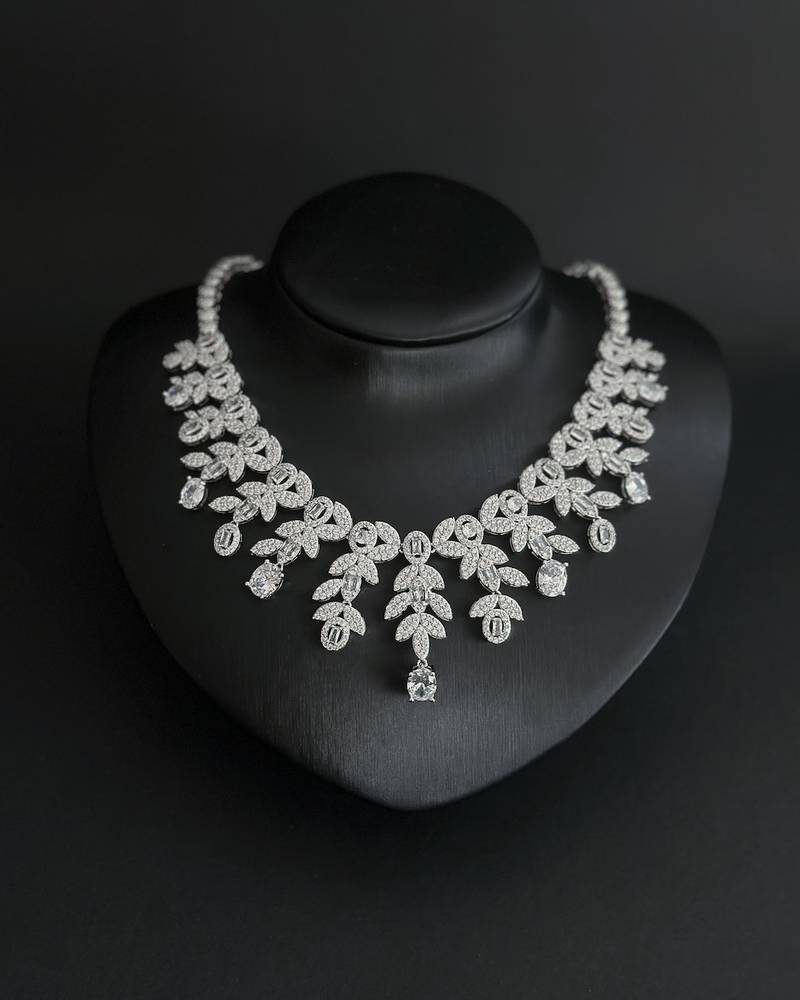 An evening accessory set with a luxurious design