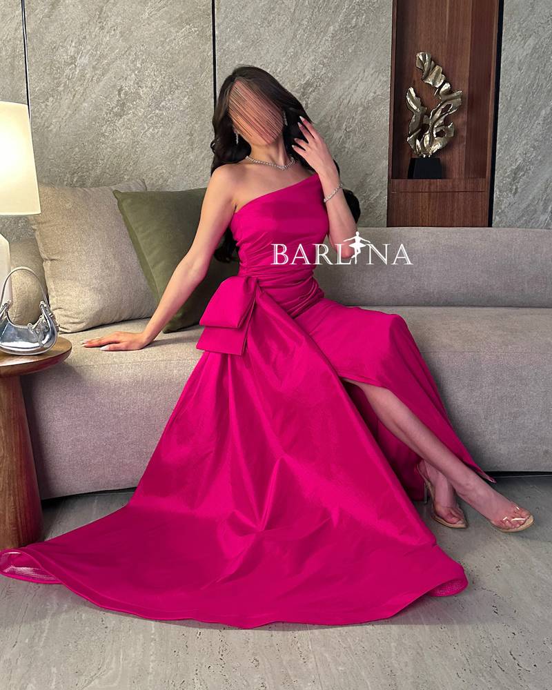 Sleeveless fuchsia evening dress with side train