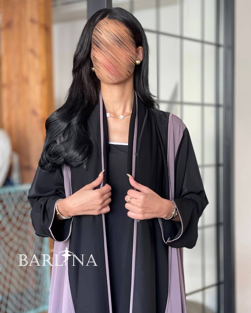عباية مزينة بورود ملونة في الخلف