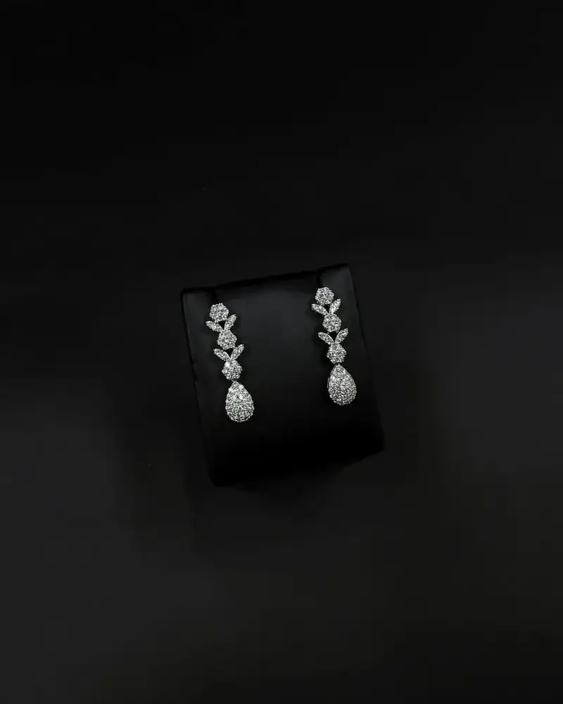 Elegant earrings with a shiny teardrop finish