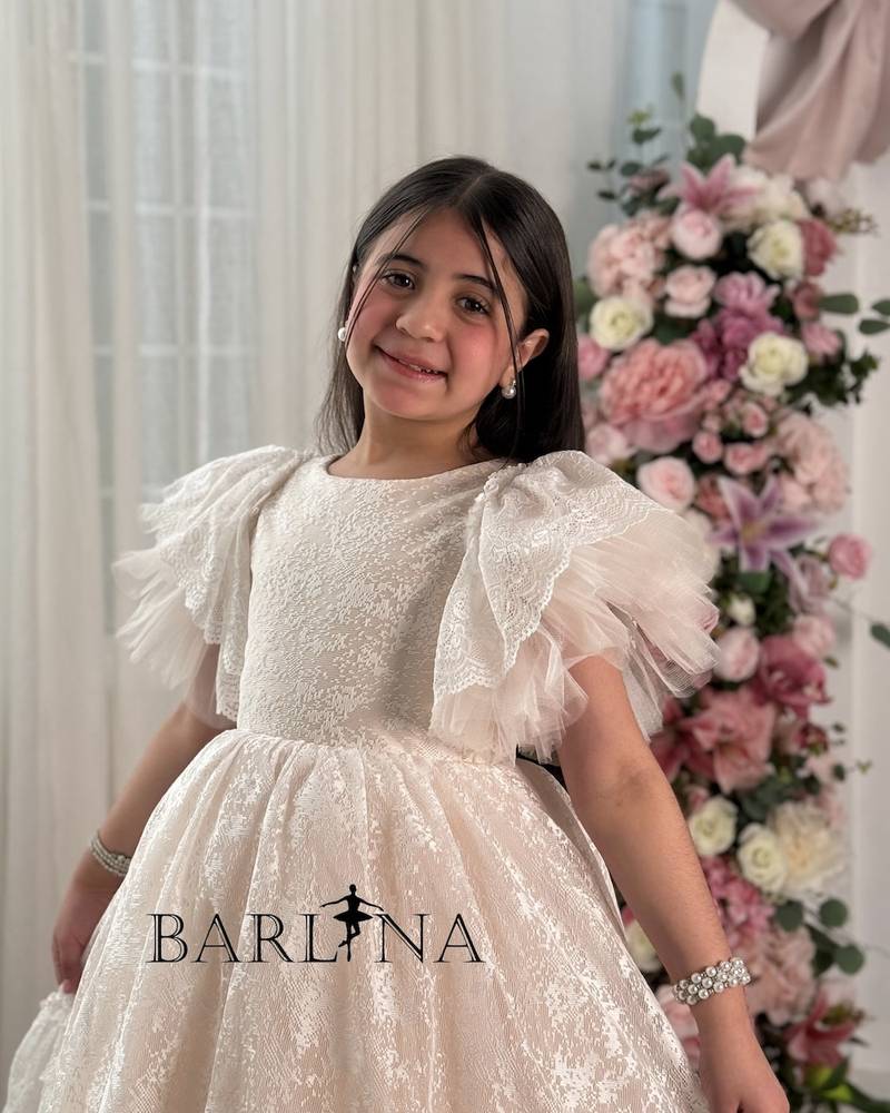 Off-white girls' dress with ruffled sleeves