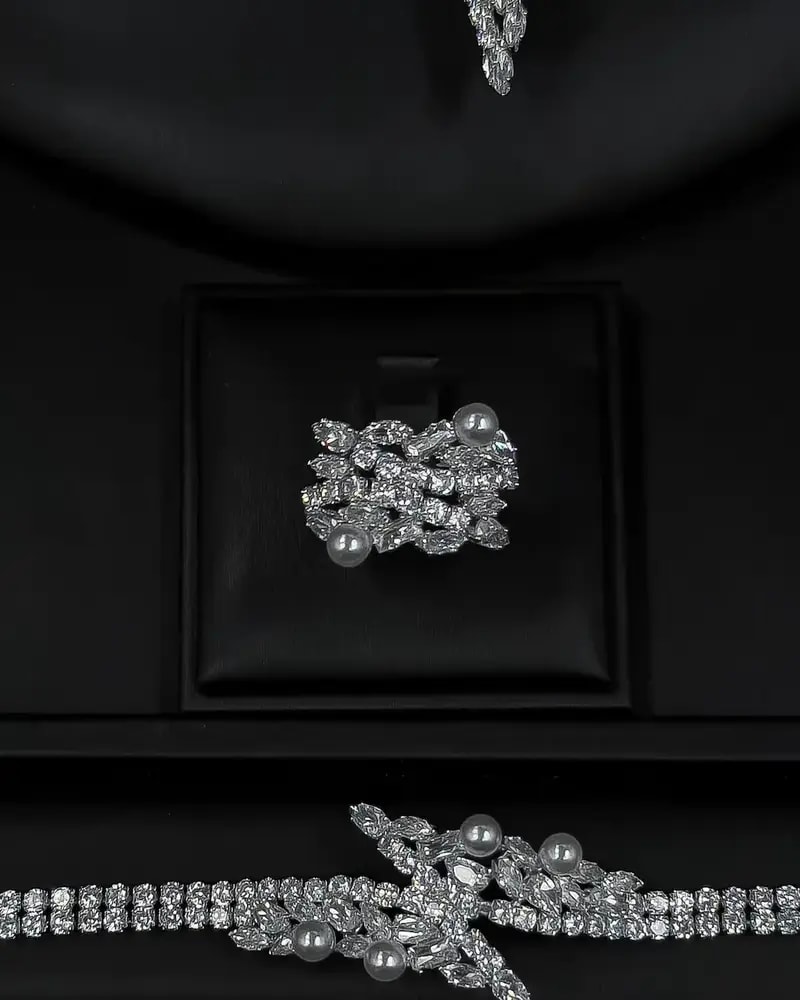 Luxury accessory set with a curved necklace