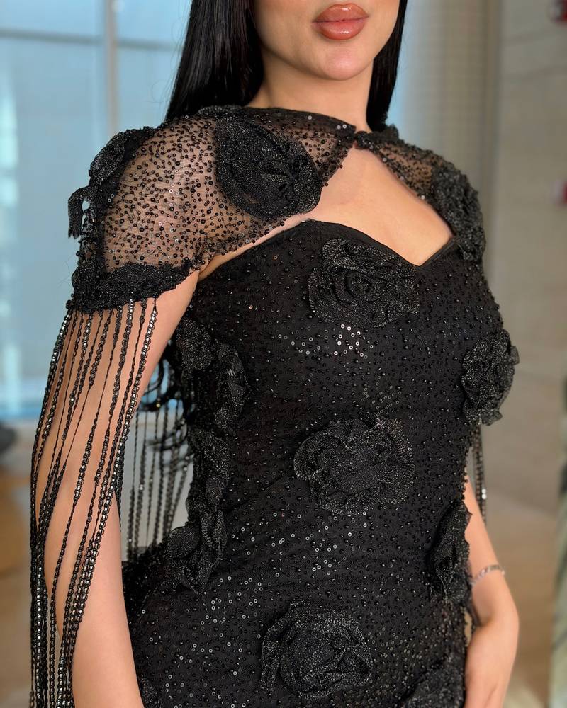 فستان أسود فاخر مزين بورود ثلاثية الأبعاد