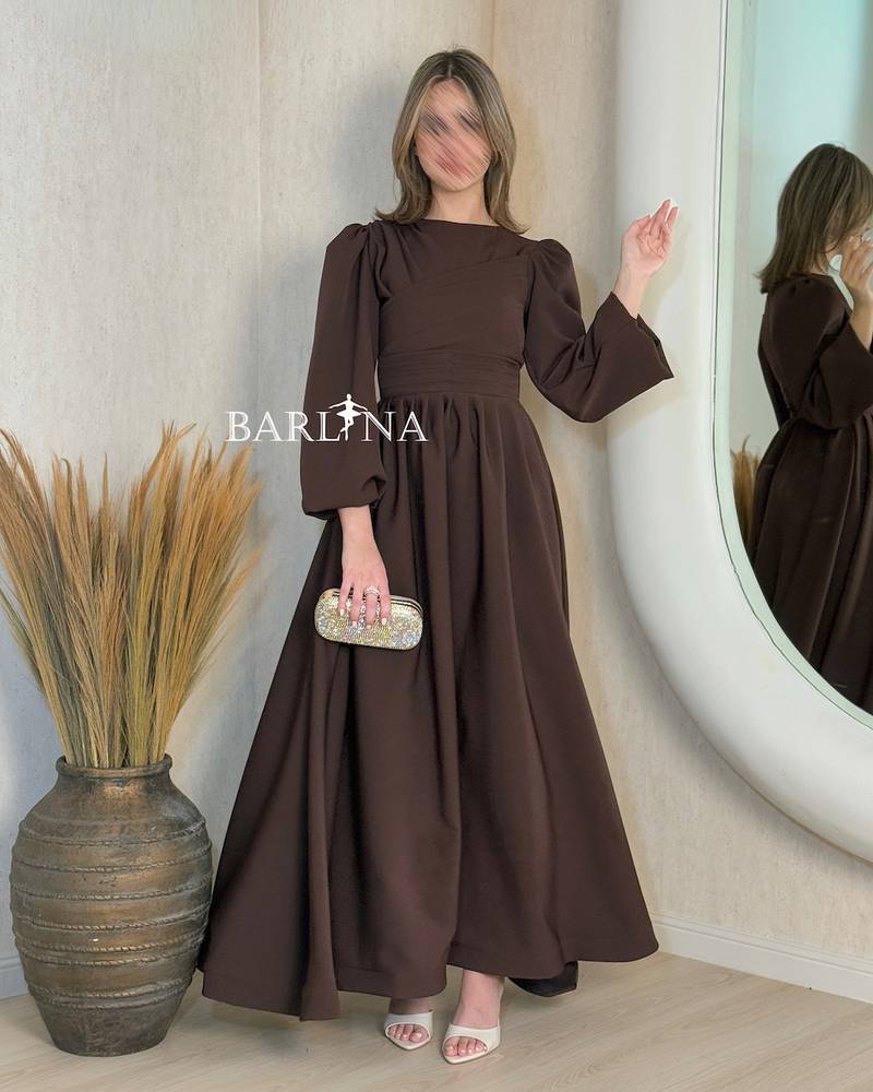 Long brown dress with a wide and flowing cut