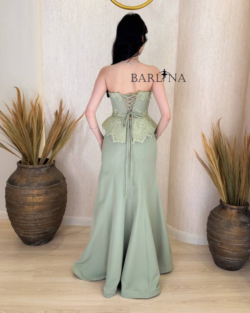 Light green set with lace-embellished peplom