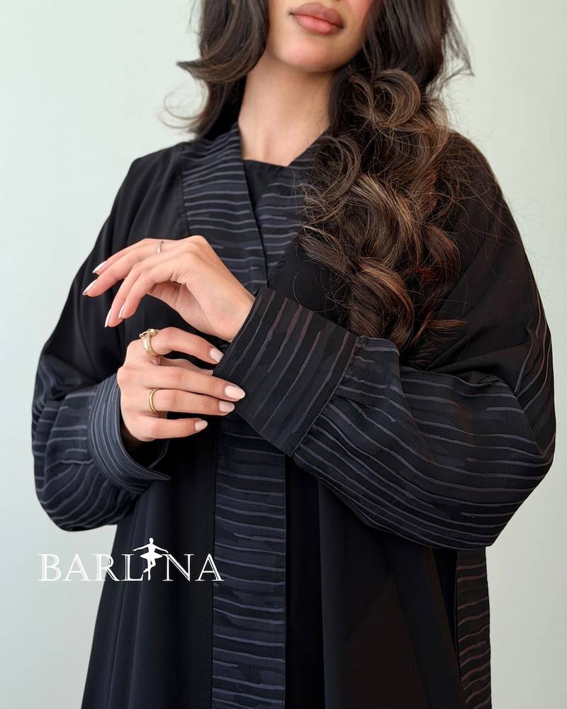 عباية سوداء مزينة بخطوط طولية