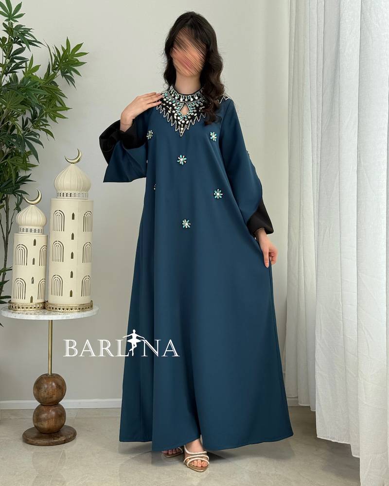 جلابية ناعمة بترولي بياقة مرصعة