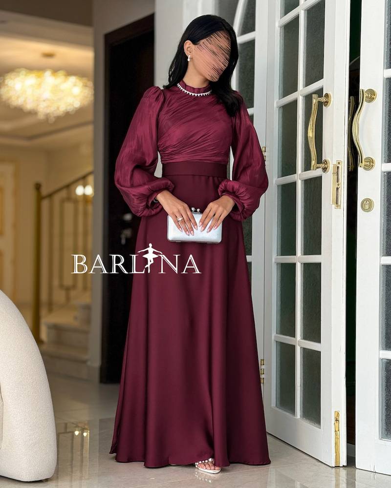 Elegant long dress in a sophisticated burgundy color