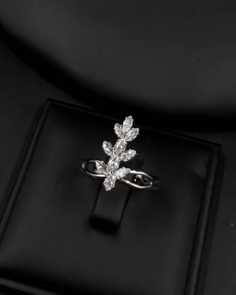 Elegant accessory set with small leaf details