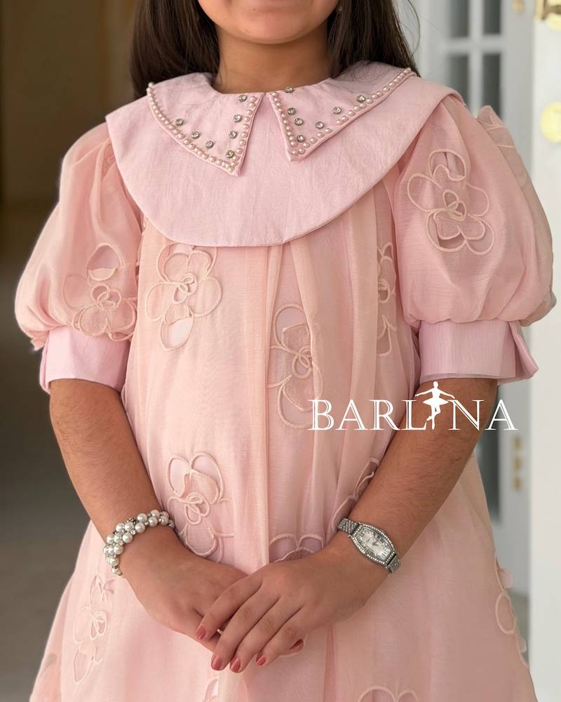 Girls' dress with medium puff sleeves