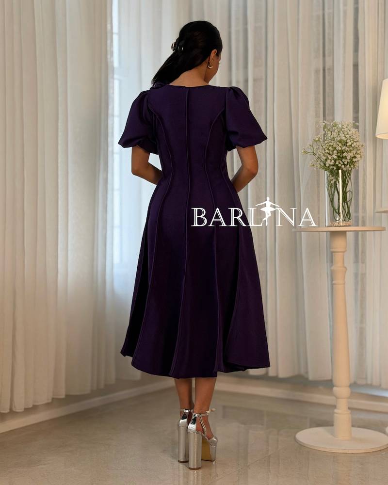 Elegant dress with a fitted waist and puffed sleeves