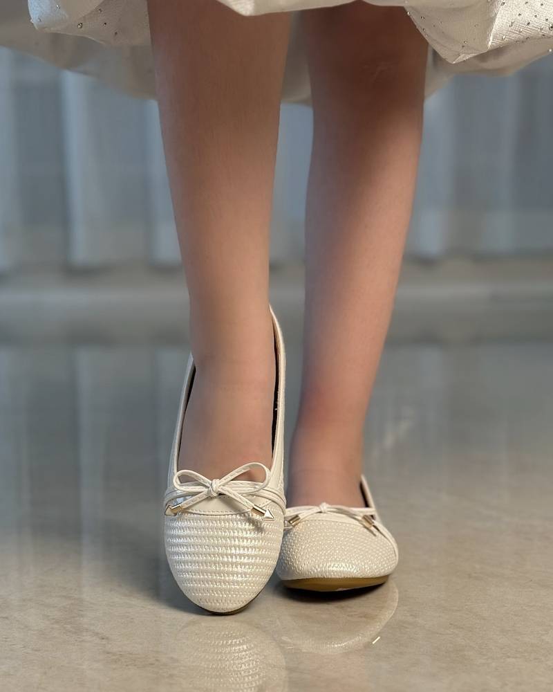 Soft girls' shoes decorated with a thin bow