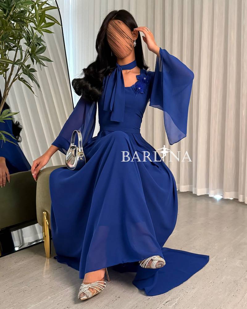 فستان أزرق بتصميم طويل وواسع مع ربطة عنق
