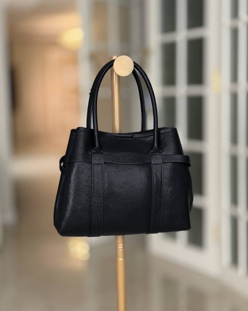 A classic soft handbag with a simple and elegant design