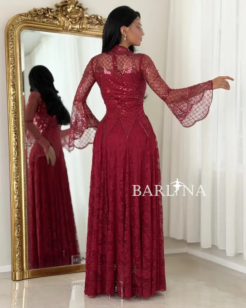 Evening dress with shimmering embroidery and elegant patterns