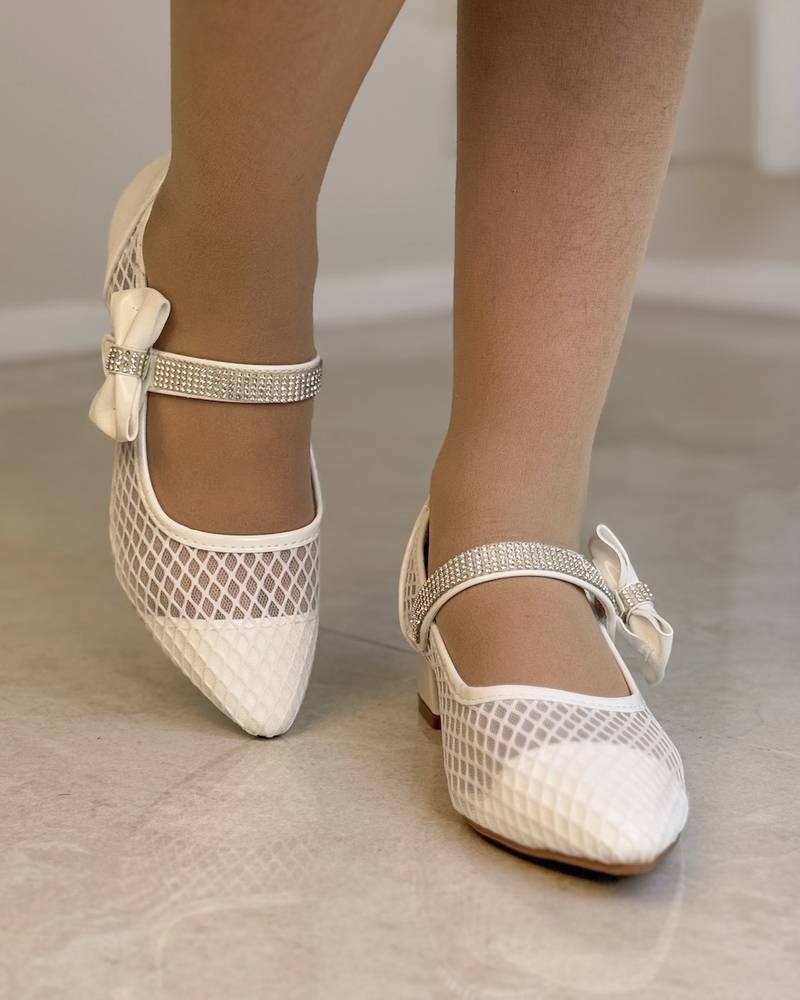Girls' shoes decorated with a crystal-studded strap