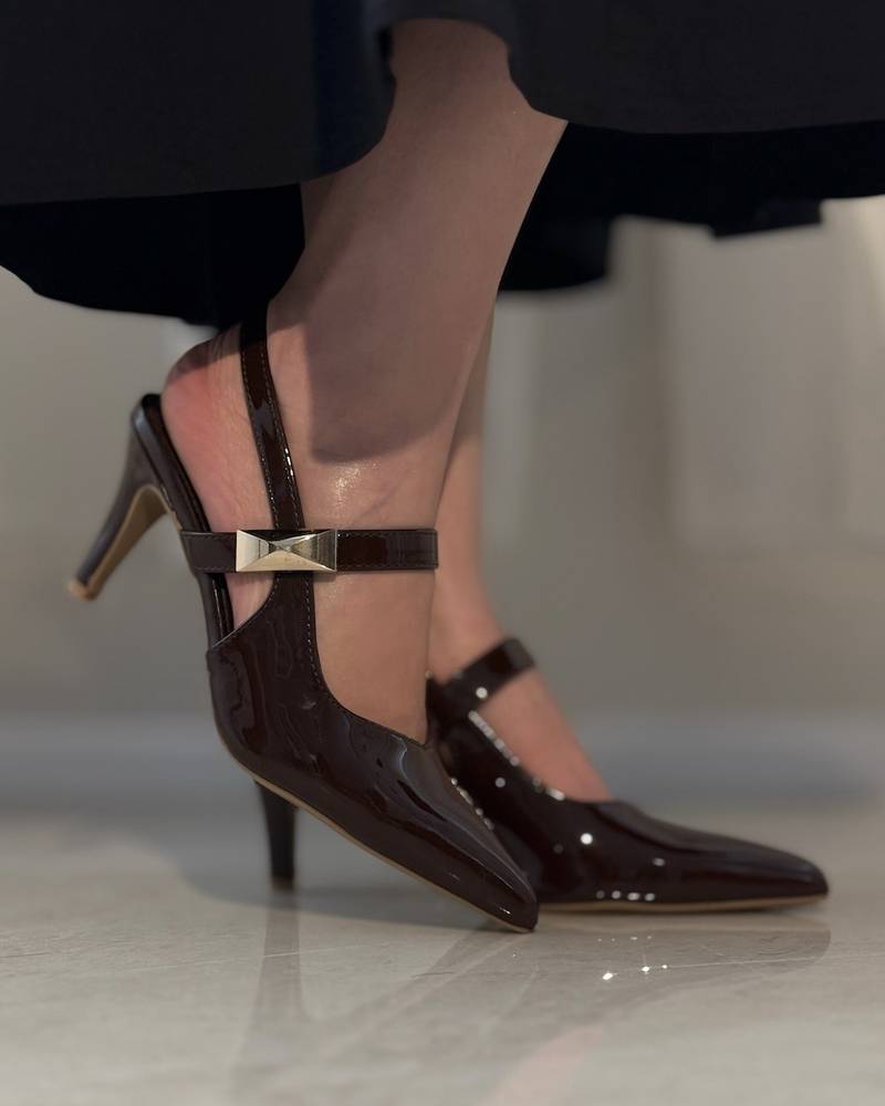 Women’s shoe with metal detail and thin heel