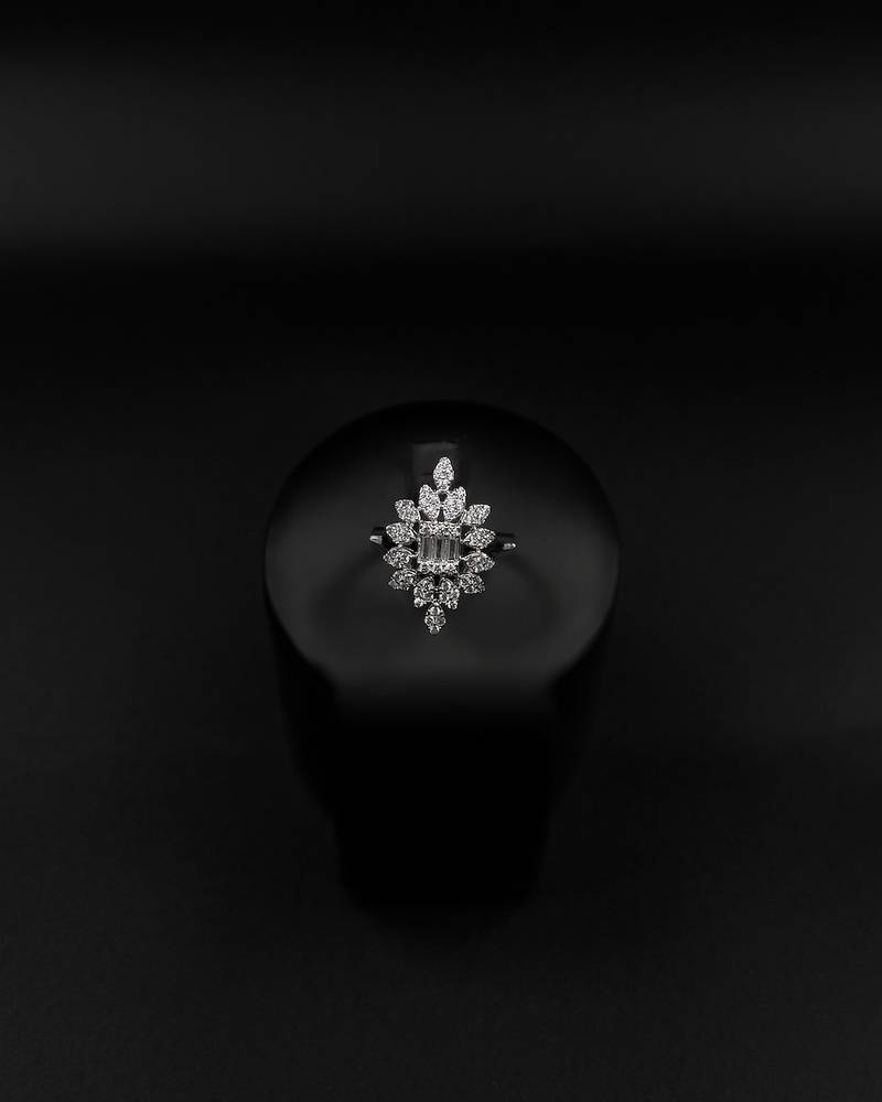 Geometric accessory set with luxurious details