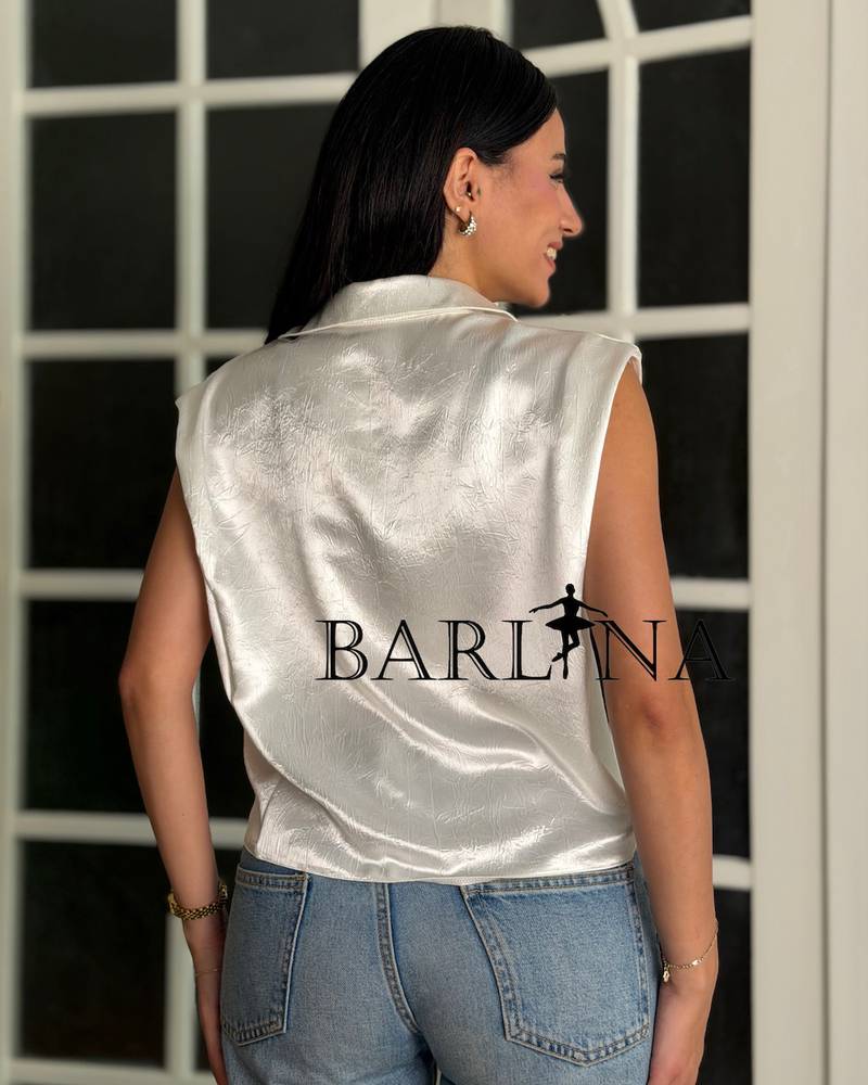 Elegant sleeveless blouse in a shiny color