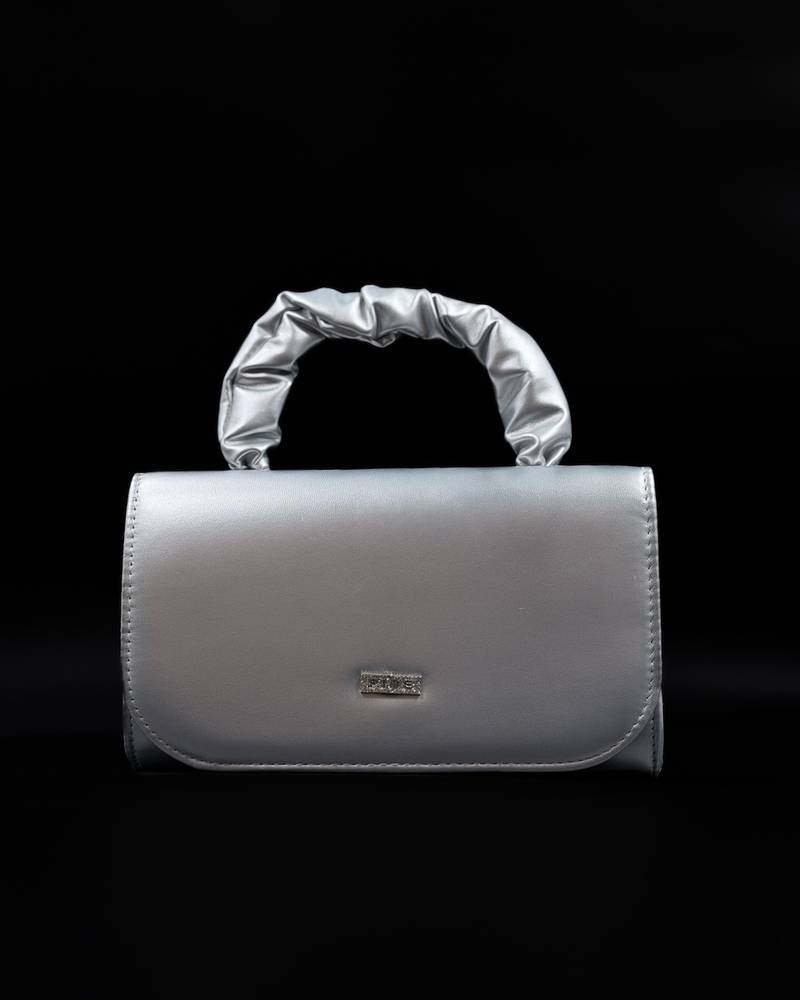 Stylish handbag with a crinkled top handle