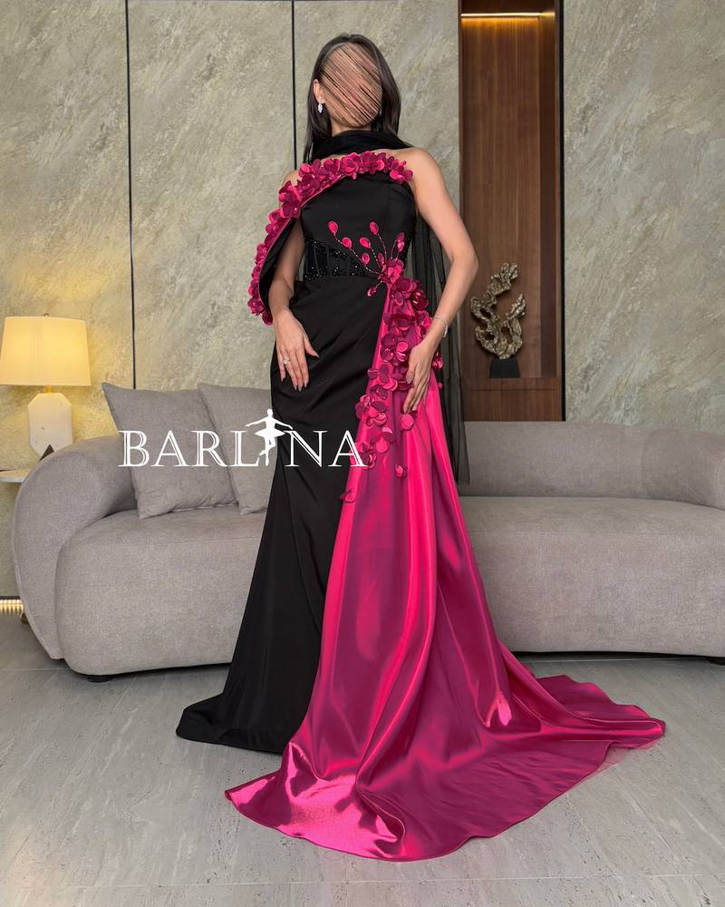 Black dress with a dramatic touch and a fuchsia train
