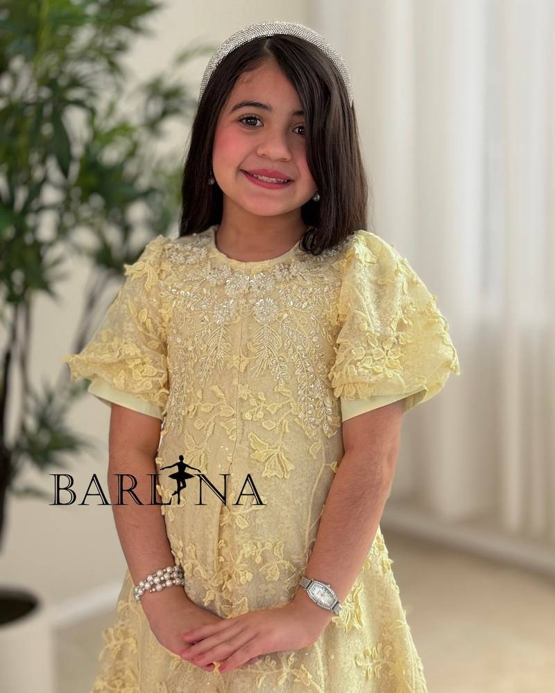 Girls' dress embroidered with floral patterns